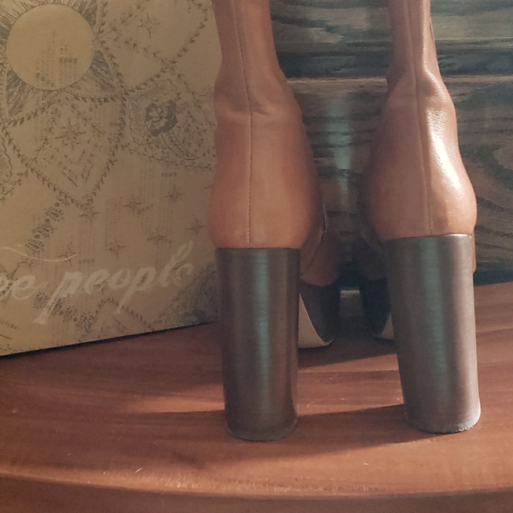 Boots - Picture 4 of 8